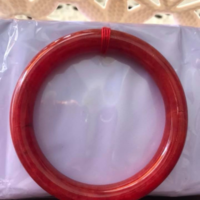 CHIẾC VÒNG TAY PHONG THỦY ĐÁ CẨM THẠCH CỒ ĐỎ  CỌNG TO SIZE 56MM X DẦY 9MM MÀU ĐỎ ĐẬM ĐẸP  NAM NỮ MỆNH HỎA THỔ 56kg đến 68kg Ạ