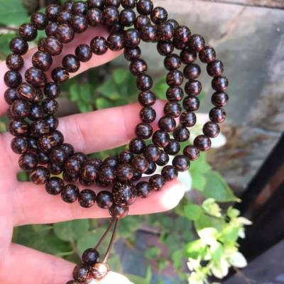 VÒNG ĐEO TAY GỖ TRẦM HƯƠNG QUẤN TAY KIỂU  SIZE HẠT 7MM MÙI GỖ TỰ NHIÊN THƠM THƠM NHẸ Ạ  MÀU NÂU GỖ VÂN VÂN TỰ NHIÊN ĐEO TAY SANG Ạ