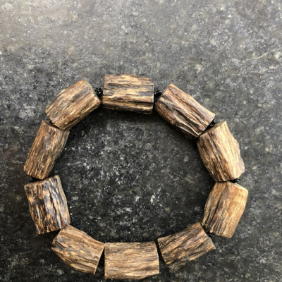 vòng trầm hương đeo tay tự nhiên cho nam