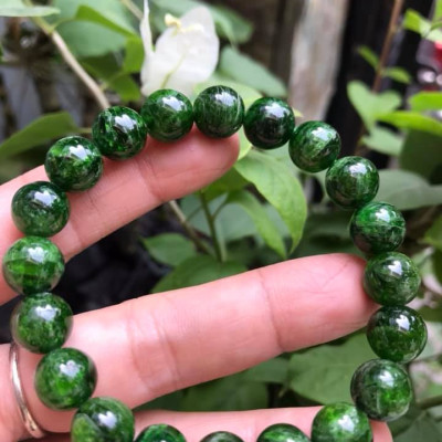 VÒNG TAY ĐÁ DIOPSIDE 10MM ĐẸP XUẤT SẮC LUÔN  100% ĐÁ DIOPSIDE TỰ NHIÊN CAO CẤP ĐẸP ĐEO SANG TAY   NỮ MỆNH MỘC MỆNH HỎA CHUẨN HỢP MÀU XANH LÁ NGỌC SÁNG BÓNG ĐẸP XINH