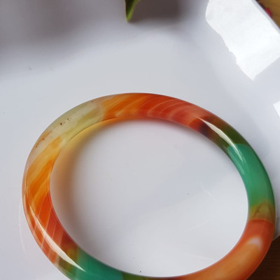 Vòng tay đá mã não tứ quý mới  đỏ cam xanh dương xanh lá cam trắng vân sọc xéo xéo rất đẹp Vòng Ni 59mm x cọng 7,8mm Nữ 58kg - 70kg đeo Món quà tặng nữ ý nghĩa ạ