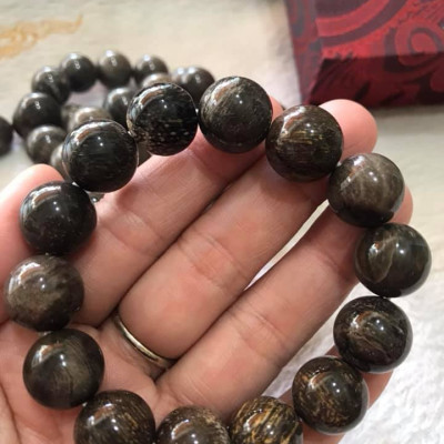 Vòng Gỗ Hóa Thạch Nam Đeo Tay Rất Đẹp Hiếm có hàng size 14mm  Vòng size 14ly gồm 14 hạt vào cung nam đeo được hết ạ Màu Nâu Đậm Vân Gỗ Tự Nhiên Nam đeo Đẹp Sang Tay tốt rẻ ạ