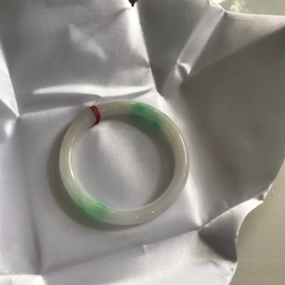 Vòng tay nữ Cẩm Thạch tự nhiên mới TR LÝ IC 50mm x chột 7mm Vòng màu trắng bóng xanh lý nhẹ 2 bên nữ mệnh kim mệnh thủy 49kg - 52kg đeo ạ