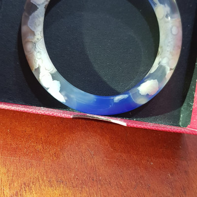 Vòng tay Nữ  Bản Hẹ Đá Mã Não Xanh Dương Đậm Bông Bông đều 2 bên vòng quá đẹp Vòng tay Ni 49mm x Cao 11mm x dầy 8mm Nữ mệnh Thủy mệnh mộc 35kg - 48kg đeo ạ