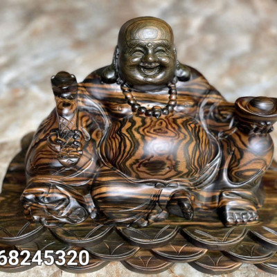 Tượng phật di lặc dâng thỏi vàng để bàn bằng gỗ mun hoa kt 40×23×22cm 