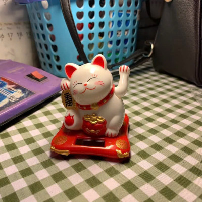 Mèo Thần Tài Maneki Neko vẫy tay chiêu tài lộc 8cm bằng Nhựa - mẫu giao ngẫu nhiên