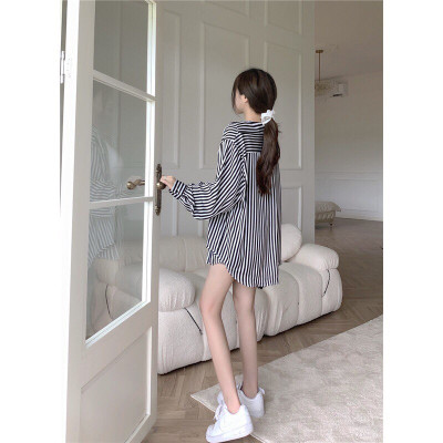 Áo sơ mi kẻ thời trang dáng dài rộng phong cách Hàn Quốc