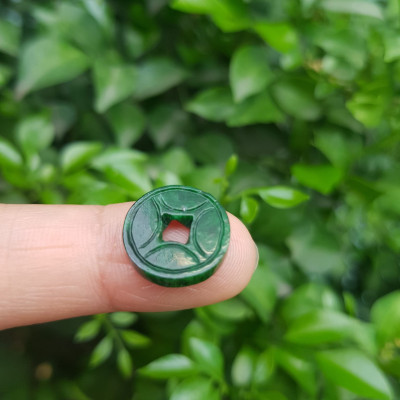 Mặt Dây Chuyền Mặt Nhẫn Đồng Tiền Mới màu Xanh Đậm Đẹp Đá Cẩm thạch xanh tự nhiên  Size nhỏ vừa đk 13,5mm x dầy 3mm  Nữ bọc vàng lên đeo đẹp lắm rất ý nghĩa đồng tiền may mắn tài lộc ạ