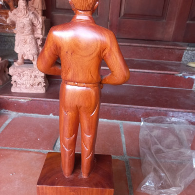 Tượng đại tướng võ nguyên giáp bằng gỗ hương đá kt 40×14×9cm