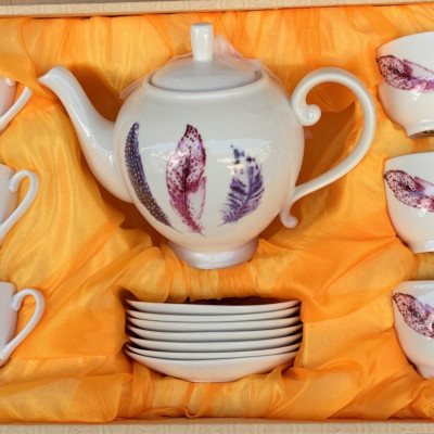 Bộ ấm chén pha trà sứ trắng họa tiết lông vũ tím