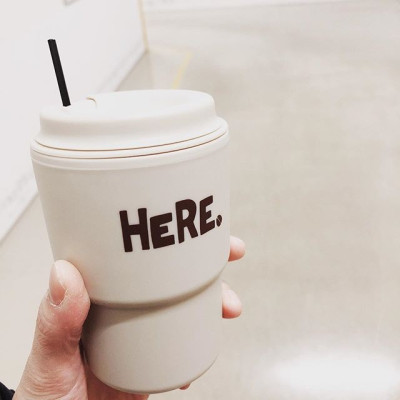 Ly cốc có nắp tiện lợi, giữ nhiệt nóng lạnh đều được 320ml, chất liệu nhựa PP (màu kem)