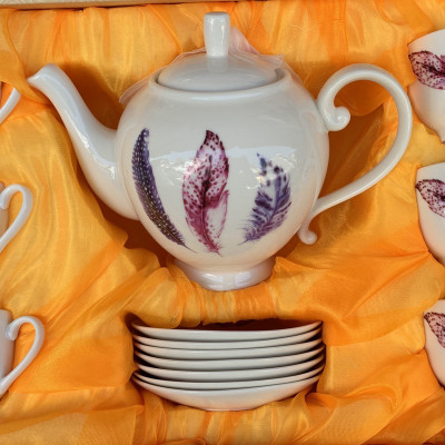 Bộ ấm chén pha trà sứ trắng họa tiết lông vũ tím
