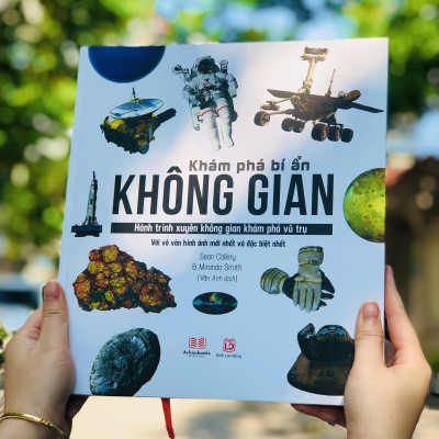 Sách Bách Khoa Toàn Thư -  Khám Phá Bí Ẩn Không Gian ( Space The Definitive Visual Catalog ) - Một Hành Trình Du Ngoạn Từ Trái Đất, Qua Hệ Mặt Trời Của Chúng Ta Và Ra Ngoài Vũ Trụ Vươn Tới Những Vì Sao - Á Châu Books