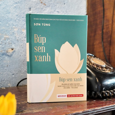 Sách - Búp Sen Xanh - Bìa Cứng - Tặng Kèm Obi + Postcard Hành Trình Cứu Nước - Độc Quyền Fahasa