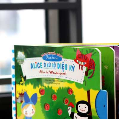 Sách Tương Tác - Sách Chuyển Động - First Stories - Alice In Wonderland - Alice Ở Xứ Sở Diệu Kỳ