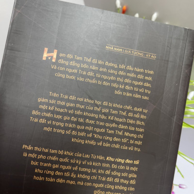 (Giải thưởng Hugo lần thứ 23) TAM THỂ 2 – Khu rừng đen tối – Lưu Từ Hân – Lục Hương dịch – Nhã Nam – NXB Hà Nội