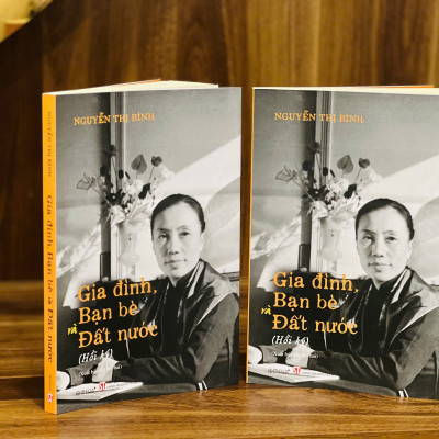 Combo Hồi Ký Nguyễn Thị Bình - Gia đình, Bạn Bè Và Đất Nước (Bìa Mềm) + Ông Tướng Tình Báo Bí Ẩn Và Những Điệp Vụ Siêu Hạng (First News)
