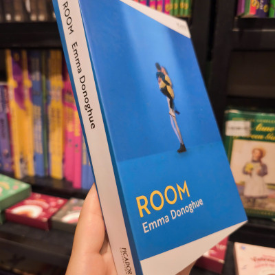 Sách - Room by Emma Donoghue - Fiction /Book Club - English Book