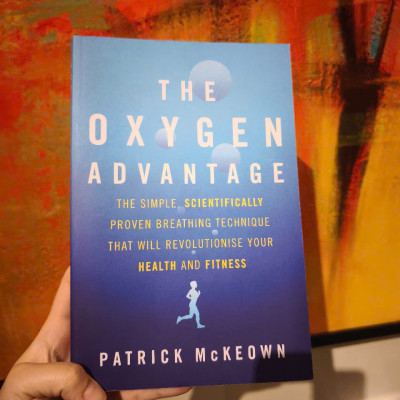 Sách - The Oxygen Advantage: The simple, scientifically proven breathing technique that will revolutionise your health and fitness by Patrick McKeown