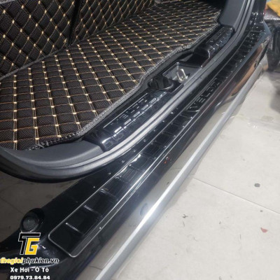 Ốp chống trầy cốp vân Titan Toyota Veloz
