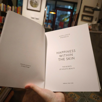 Sách - Happiness Within the Skin: The Secrets of Holistic Beauty by the Founder of Cinq Mondes Spas by Jean-Louis Poiroux