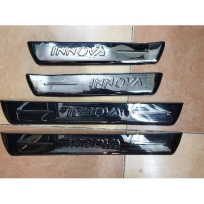 Ốp bậc chân chống xước cửa xe dành cho Toyota Innova 2017, 2019, 2020 Titan