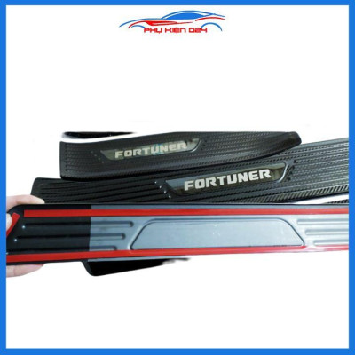 Bộ nẹp bước chân trong ngoài vân Cacbon xe Fortuner 2017-2018-2019-2020 chống trầy làm đẹp ô tô