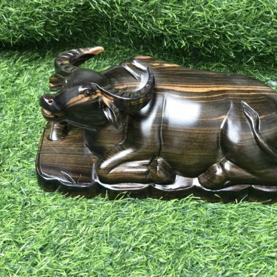 Tượng con trâu tài lộc , bằng gỗ mun kt 30×12,5×12,5cm