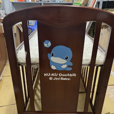 GIƯỜNG CŨI BẰNG GỖ CHO BÉ CÓ BÁNH XE KU6023 - KUKUDUCKBILL ( KÈM NỆM )