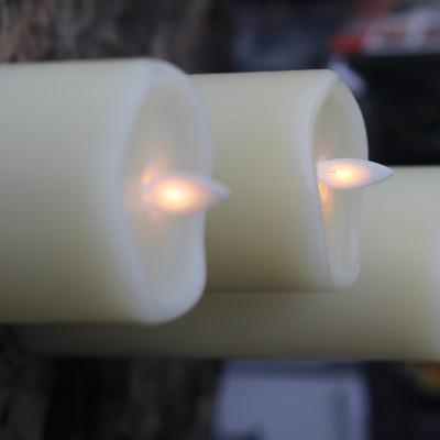 Nến điện tử R2D làm bằng sáp nến thật cao cấp, có remote điều khiển từ xa.