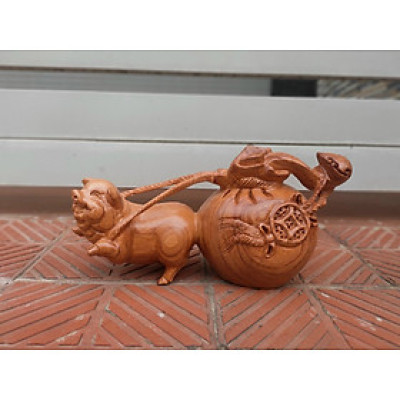 Tượng con heo kéo bao tiền bằng gỗ hương đá kt ngang 30cm