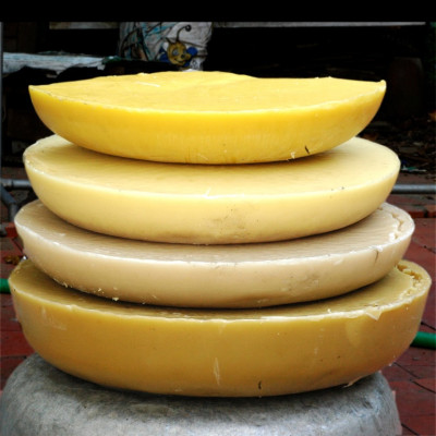 Nến Sáp Ong 60 Giờ Kèm Dĩa Gỗ Dừa 10cm : Khử Mùi Hôi Phòng, Làm Sạch Không Khí, Thơm Nhẹ Mùi Mật Ong - HÀNG CHÍNH HÃNG