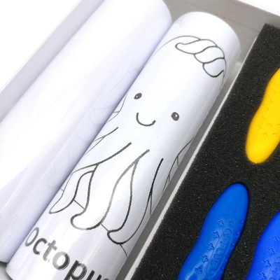 Hộp 12 Màu Sáp Peanut Và Tranh Tô Màu Dán Tường - Y Plus+ CP210600