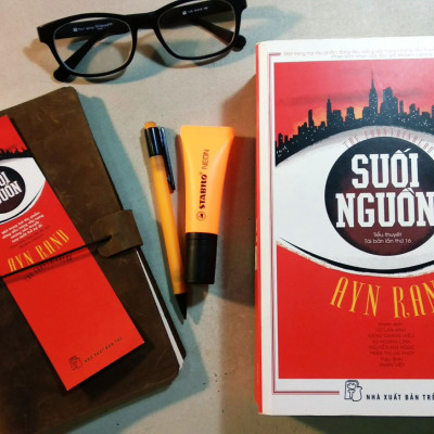 Sách Văn Học:  Suối Nguồn (The Fountainhead) - 2019 - (Tác Phẩm Đứng Đầu Bảng Xếp Hạng Những Tiểu Thuyết Hay Nhất Thế Kỉ XX / Tiểu Thuyết Kinh Điển) - Tặng Kèm Postcard Greenlife