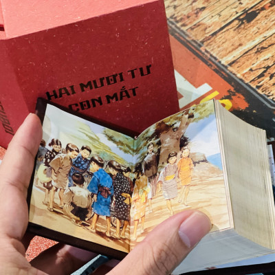 (Bản giới hạn vi quyển bìa lụa tơ tằm in 100 cuốn tặng hộp đựng) HAI MƯƠI TƯ CON MẮT- Sakae Tsuboi – Nguyễn Hải Hà dịch – Phuc Minh Books – NXB Văn Học