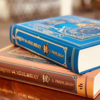 (Bản bìa vải KASHMIR giới hạn 408 cuốn, 400 tranh minh họa) DOROTHY VÀ XỨ OZ DIỆU KỲ - L. Frank Baum - Nguyễn Thị Hạnh dịch - Phuc Minh Books - NXB Văn học
