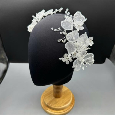 Cài tóc cô dâu hoa cánh tim màu trắng kết hạt cườm