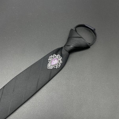 Cà vạt 6cm màu đen thắt sẵn kẻ nổi đính đá tím hồng sang trọng