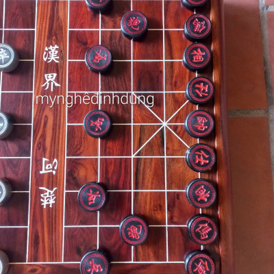 Combo bộ bàn cờ tướng ngăn kéo gỗ trắc kt 56x60x8cm+ quân cờ sừng trắng đen kt 4.3x1.5cm 