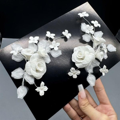 Cài tóc cô dâu hoa hồng đất sét trắng đính lá mẫu mới t9/2024