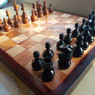 Bàn cờ vua gỗ hương và quân gỗ hương gụ 