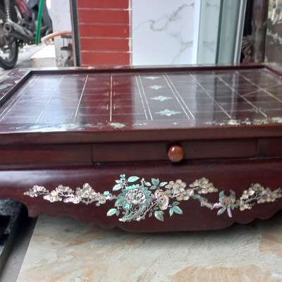 BÀN CỜ TƯỚNG GỖ GÕ KHẢM ỐC KẾT HỢP VỎ BÀO NGƯ XANH ĐỎ  KT 60×70×20CM 