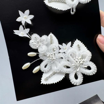 Cài tóc cô dâu hoa kẽm nhung trắng đính lá mẫu mới