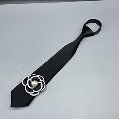 Cà vạt nữ màu đen đính hoa trà đen hạt trai dây kéo thắt sẵn kt 6x36cm