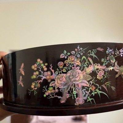 Tráp tròn gỗ trắc khảm ốc đỏ kt mặt tròn 30 cao 11.6cm 