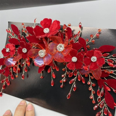 Băng đô cài tóc cô dâu hoa đỏ đính đá mẫu mới t8/2024