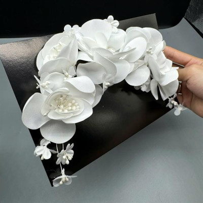 Băng đô cài tóc cô dâu hoa vải trắng 3D mẫu mới t11/2024