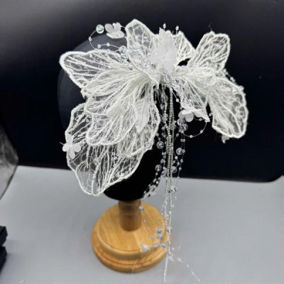 Cài tóc cô dâu hoa vải gân đính lá trắng dây pha lê đính hoa rơi