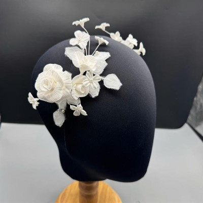 Cài tóc cô dâu hoa hồng đất sét trắng đính lá mẫu mới t9/2024