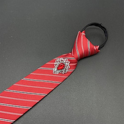 Cà vạt 6cm màu đỏ kẻ xéo thắt sẵn đính đá đỏ sang trọng